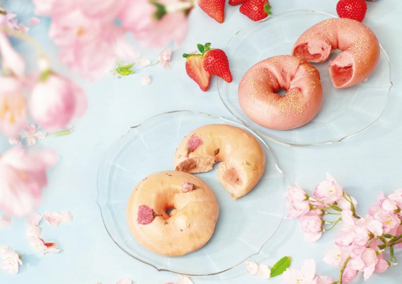 BAGEL & BAGELから新商品が登場！
もち生地を包んだ春の訪れを感じされる“桜もち”と“苺あんもち”を期間限定で販売致します。