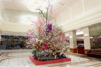ホテルロビーに0本以上の桜で彩る大型いけばな作品展示 株式会社京王プラザホテル